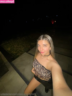rennatababy - Short skirt, thick thighs.