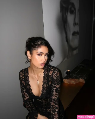 Naaz Torbati [ naaz-torbati ] - Good morning  It s hump day  anyone got naughty plans  Wish I did but
