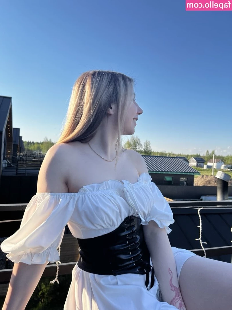 judy_blooms [ judy-blooms ] - if your waiting on a custom that does not involve talking message me