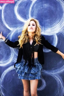 Emily Osment [ emily-osment ] - Think I'm going to start offering video calls.... hit me up!