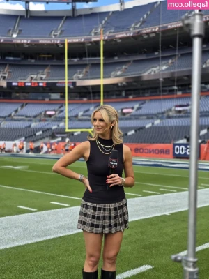 Laura Rutledge [ laura-rutledge ] - Under desk massager play and release 🍆💦