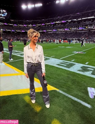 Laura Rutledge [ laura-rutledge ] - My top is inside out, I’m still not awake but grab hold of the day