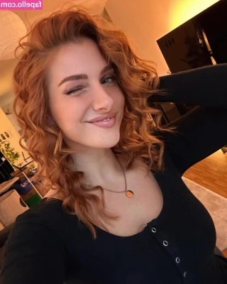 Lara Loft [ lara-loft ] - Big squishy sunny tits
