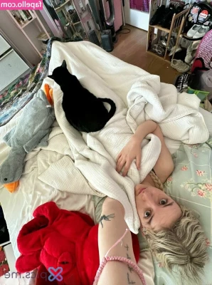 kitcat456 [ kitcat456-1 ] - Dm me if you want to see me ride a massive YT cock