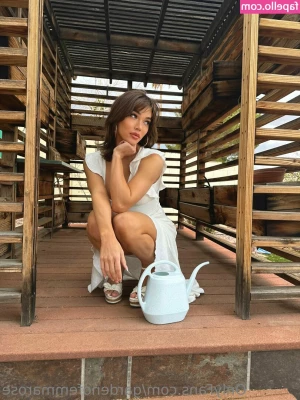 gardenofemmarose - Rosie is tired and horny