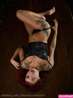 alex_feet_goddess [ alex-feet-goddess ] - In the real world I have to make decisions all day and be in charge 