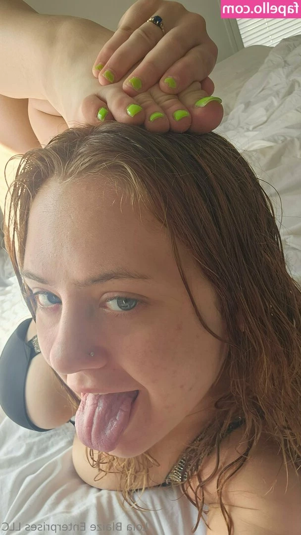 lolablaize - Handjob in the bath   You want to see the cumshots