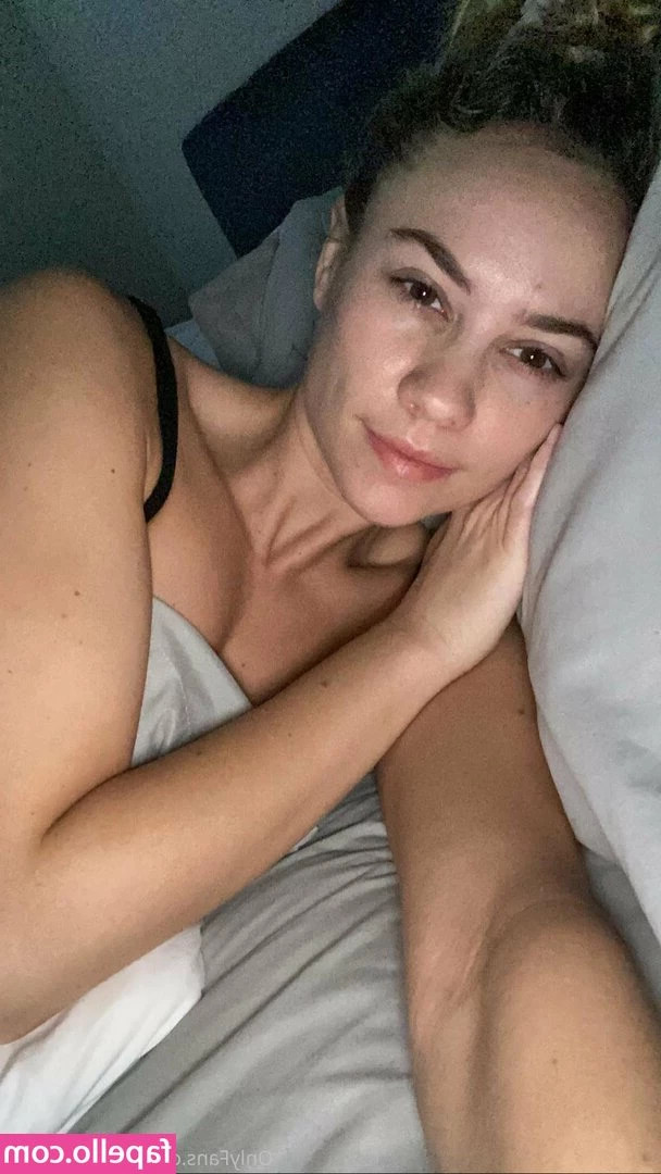 Addie Andrews [ addie-andrews ] - You like it when I look back at you? DM me!🤭