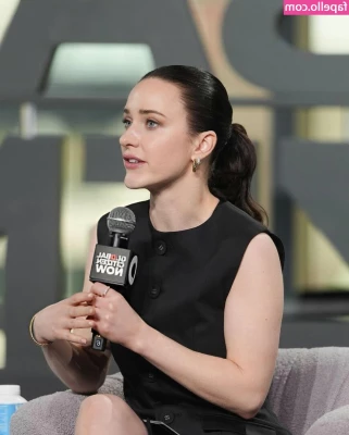 Rachel Brosnahan [ rachel-brosnahan ] - could you give me a kiss