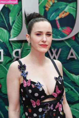 Rachel Brosnahan [ rachel-brosnahan ] - you see artemis stripping down nude by tha river to take a little