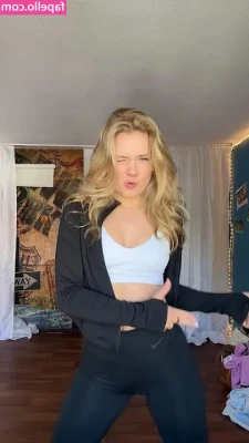 Chiara Tews [ chiara-tews ] - Who doesn’t love a bit of baby oil... 😉