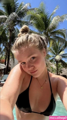 Chiara Tews [ chiara-tews ] - Вперше плавала гола в басейні
