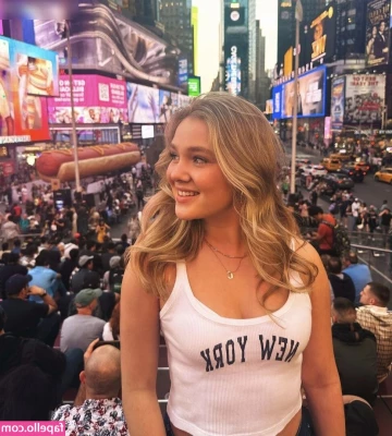 Chiara Tews [ chiara-tews ] - Sunday Funday    Don t forget to put your re-bill on   For