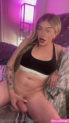 cadencecaliber - MAKEOUT VID WITH RYLIE @rylie_rowan 💕  This was the first video we