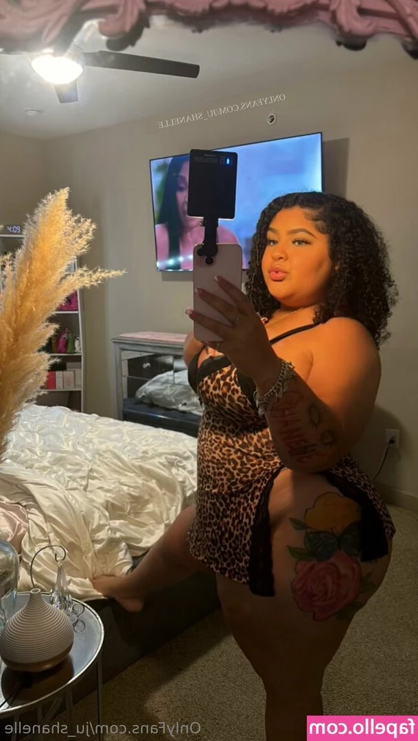 ju_shanelle [ ju-shanelle ] - Road tripping for the next two weeks tryin  to find the best bathtub