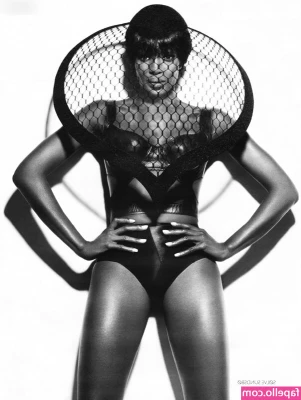 Naomi Campbell - Naked workout