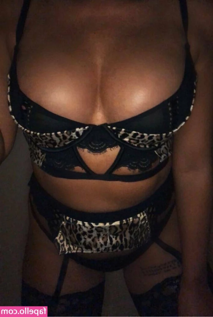 thewetwag - she a baddie she know she a ten