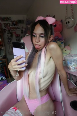 Krissi Pookie [ krissi-pookie ] - It's so tiny on my big ass! Wanna see more? Show some love