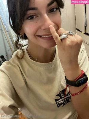 laurawantsu - Sono senza reggiseno dai suoceri👅 niente fighetta perché ho il