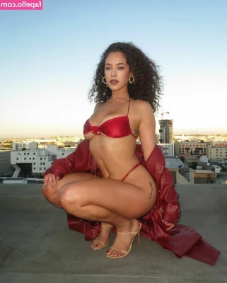 Maeta - Stripping and then putting lotion all over my body. I spanked myself