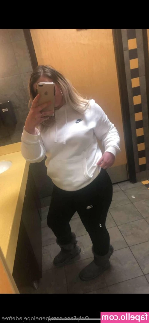 penelopejadefree - Who doesn't like getting flashed 😜