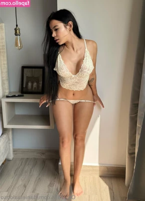 danielaalonso [ danielaalonso-3 ] - looking for someone who will put sunlotion on my back -- are you the