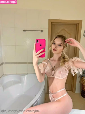 crystal_vip [ crystal-vip ] - Hey fam I need your help! I’m planning a possible shoot with
