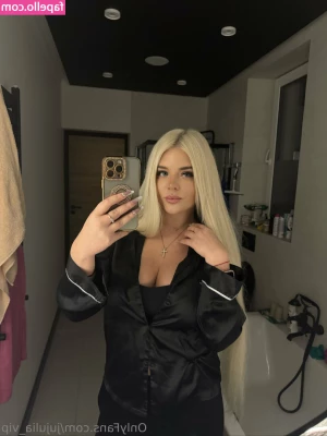 yourlilparadise - brrrrr it’s so cold up north !!!!! someone cum keep me