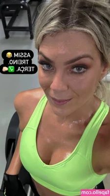 Renata Fan [ renata-fan ] - Fresh out the shower   who d say no after that towel drop   I want