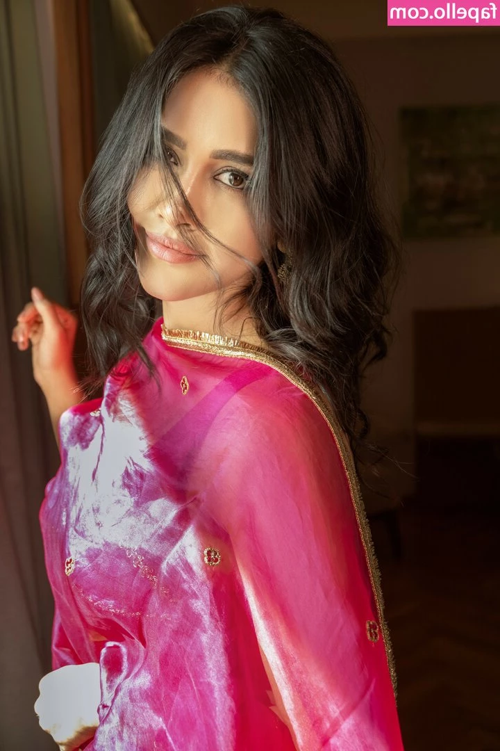 Nabha Natesh [ nabha-natesh ] - Bebê  não fala nada  pode chegar aqui em casa