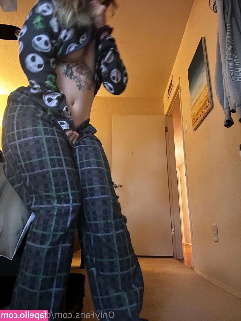 defiantlittle - TIP MENU  Sexting   50 day   300 week   1100 month  Photos   3 12 5
