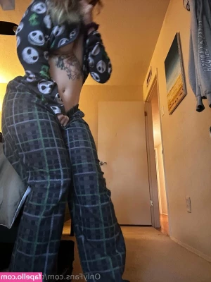 defiantlittle - TIP MENU  Sexting   50 day   300 week   1100 month  Photos   3 12 5