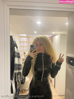 ovelymila_official [ ovelymila-official ] - Watch me bounce my pussy outside while tanning   couldn t help it I