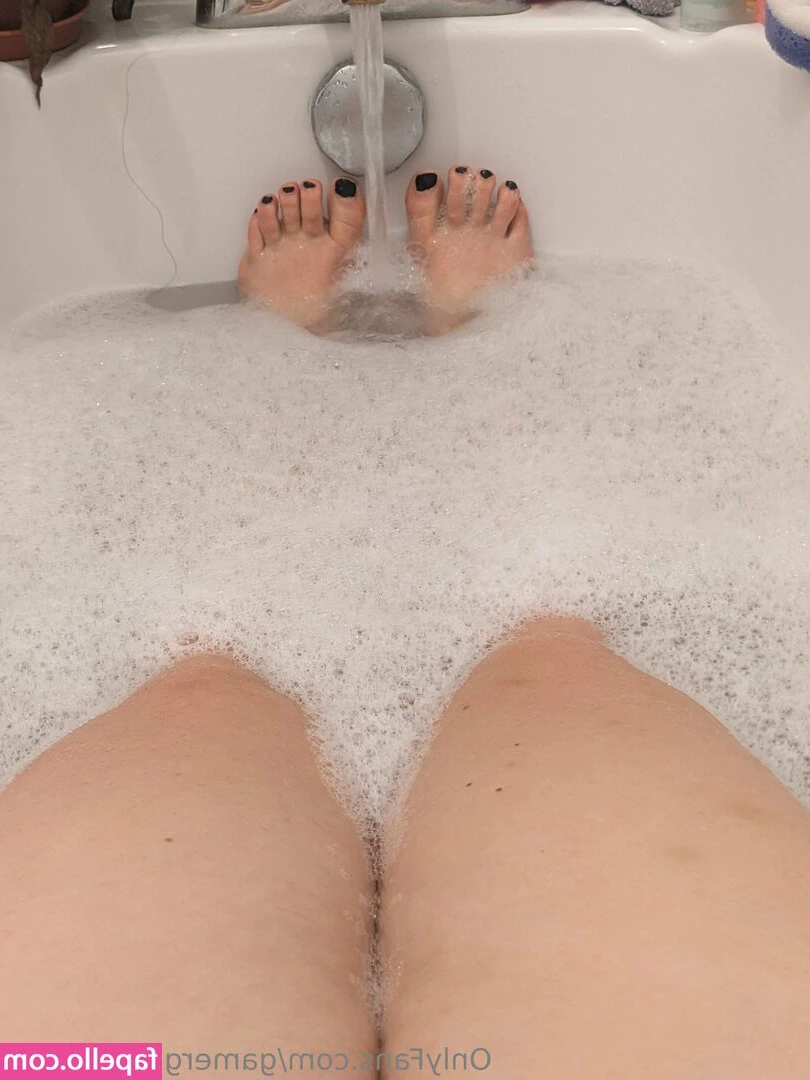 gamergirlfeet7890 - Y si vienes y me ayudas a limpiarme