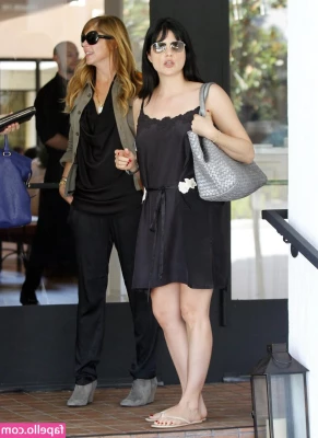 Selma Blair [ selma-blair ] - Sorry guys I’m in the middle of decorating my new house getting