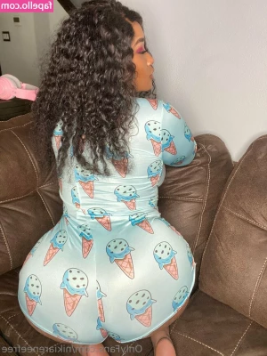 nikiareneefree - My eyes are up here!! Just kidding, look at my boobs 👀