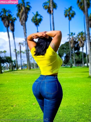 nikiareneefree - VOLUME UP
