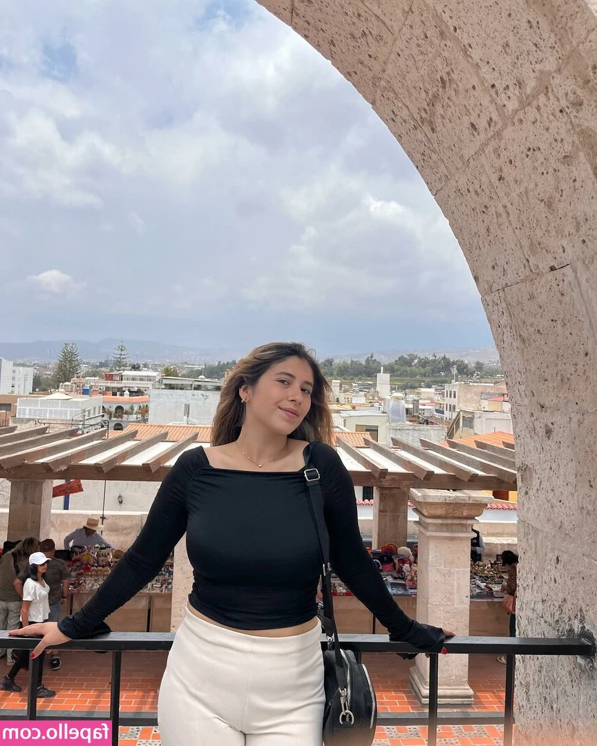 Xiomara Vasquez [ xiomara-vasquez ] - Tell me I have cute feet