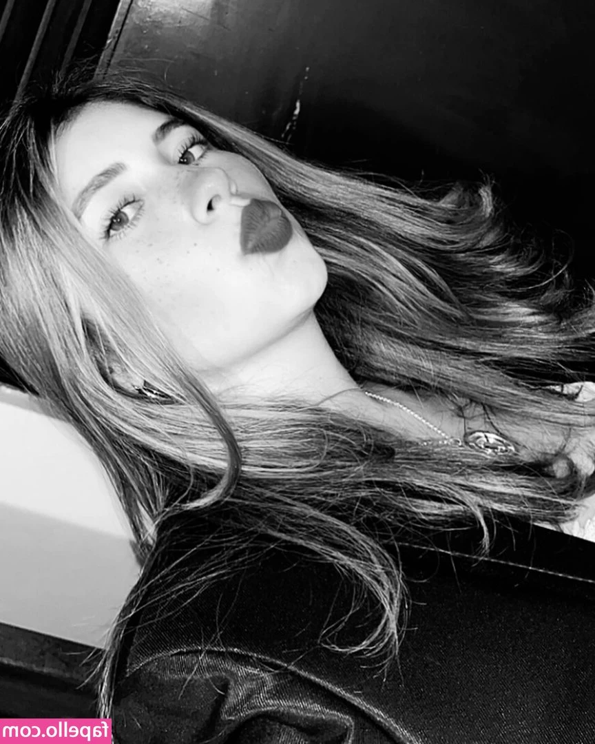 Xiomara Vasquez [ xiomara-vasquez ] - Turning heads everywhere I go like