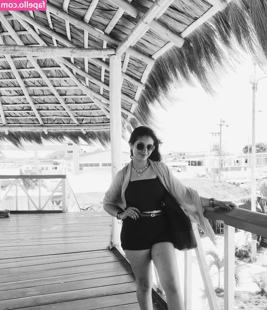 Xiomara Vasquez [ xiomara-vasquez ] - Wiggle Wiggle Wiggle