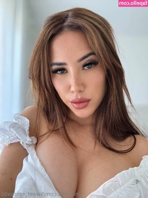 emmadiaz111 - Pic in lingerie really turn me on when there's not much room for