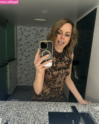 Serenity Cox [ serenity-cox ] - you belong on your knees kissing my feet and worshipping me