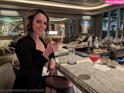 Serenity Cox [ serenity-cox ] - Would you rather have a threesome with me and another girl or another