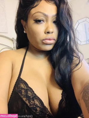Lacey Duvalle [ lacey-duvalle ] - What my bed sees at the end of long shooting days😴💤😴💤