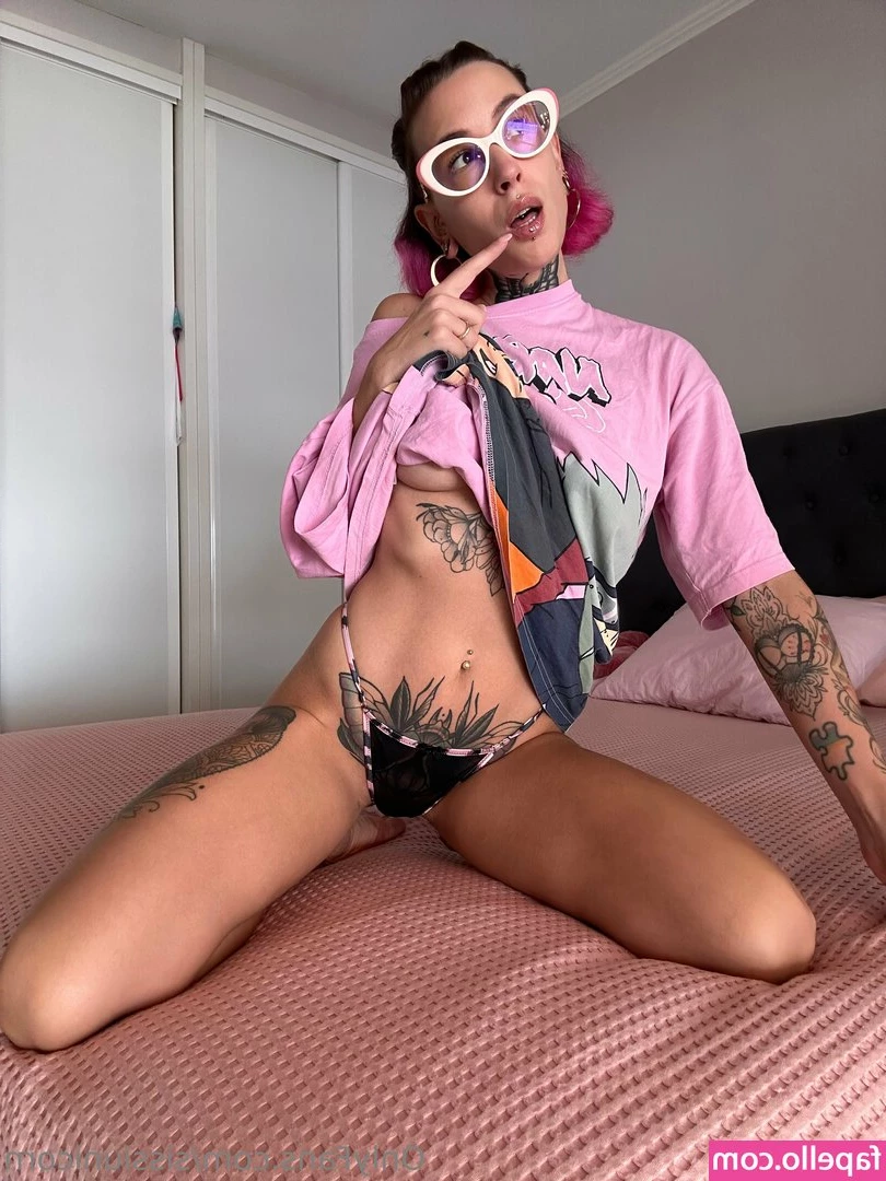 sissiunicorn - Put your tongue on my nipples 😍