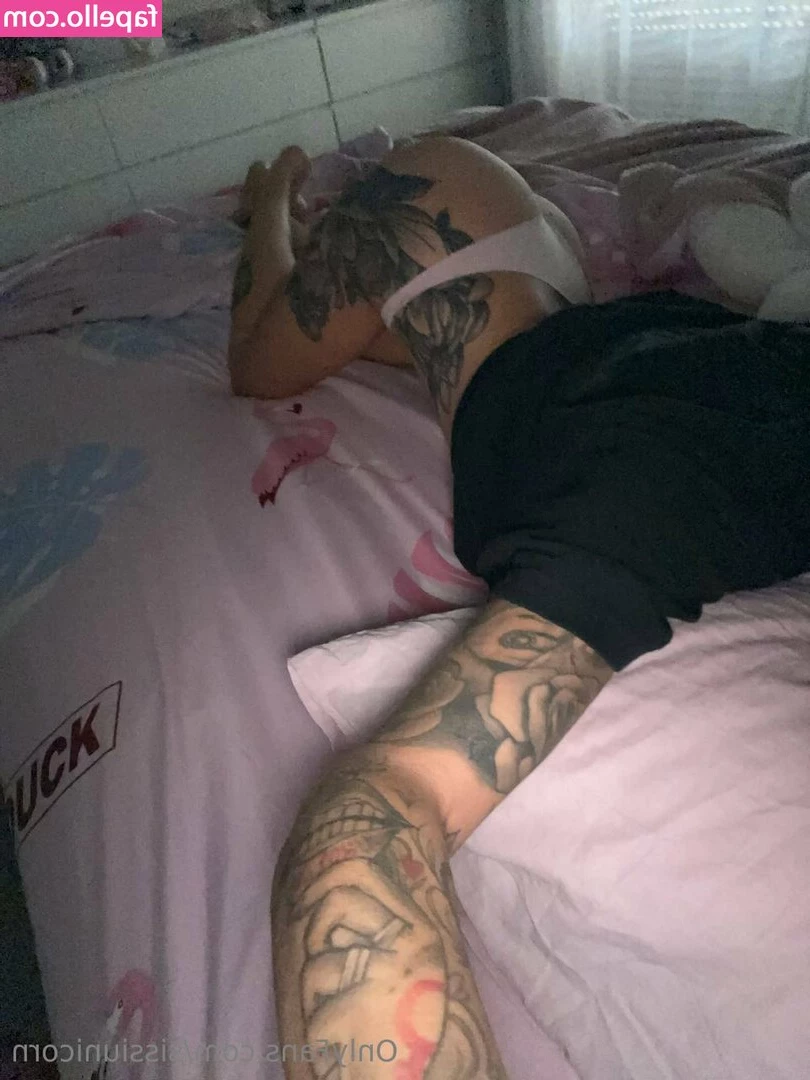 sissiunicorn - Who wants to see when I move them to the side