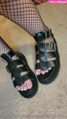 peachykiyomi - New boots  Who wants to worship