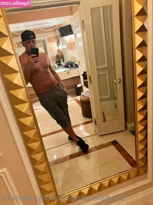 itsjohnnycartelxxx - grabbing dinner tonight, of course it's on you. wait for the receipt