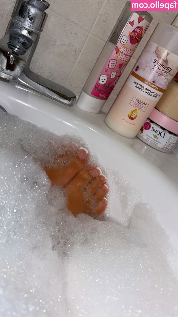 prettiest_toesx [ prettiest-toesx ] - Now get over here so I can sit on your face 😈