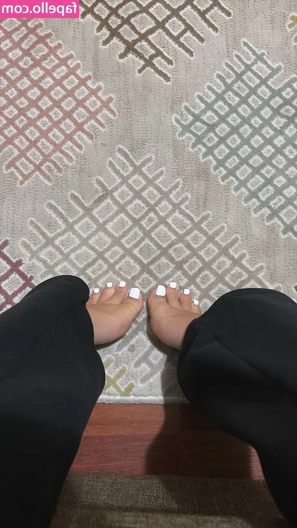 prettiest_toesx [ prettiest-toesx ] - Titty Worship  turn the sound on  well for those of you that do
